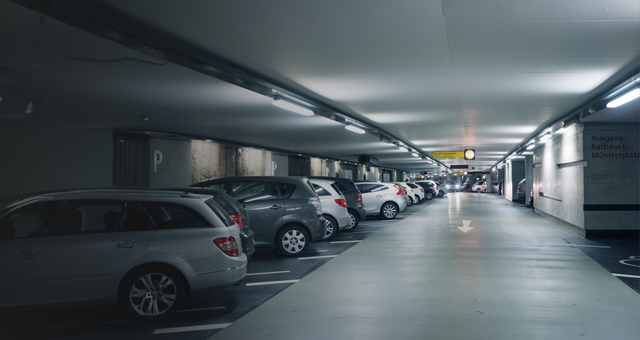 Eine Tiefgarage mit mehreren parkenden Autos